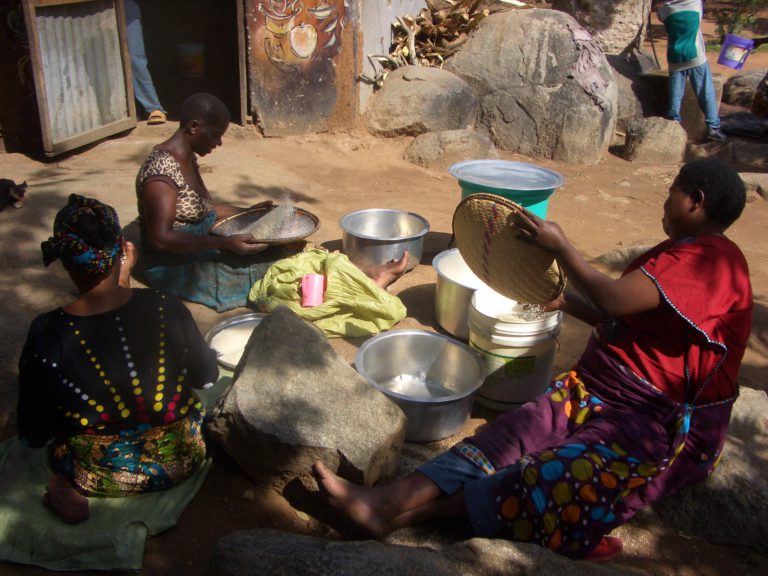 Mamma's soteren de rijst, ter voorbereiding voor de Paasmaaltijd.